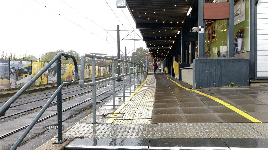 De tram is een stuk verplaatst, waardoor een deel van de wandelaars een route langs de westkant neemt.