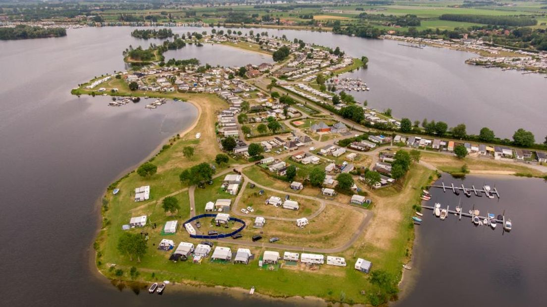 Een dronefoto van boven de camping.