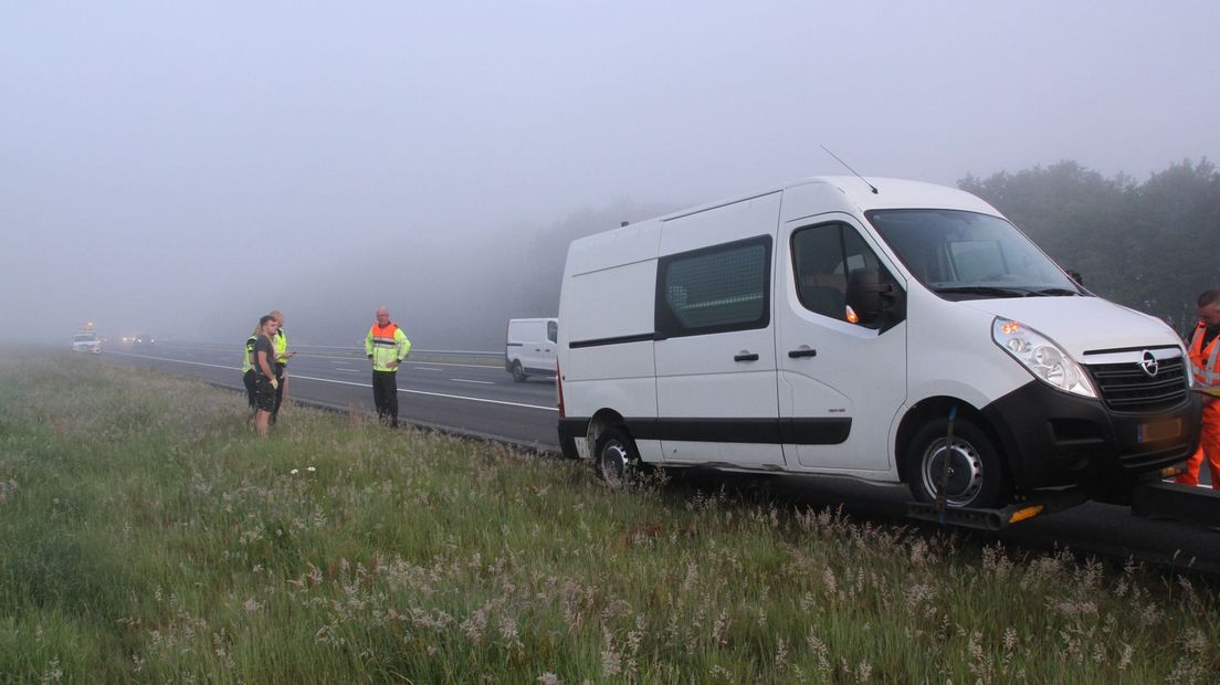 Bergingsbedrijf neemt busje mee