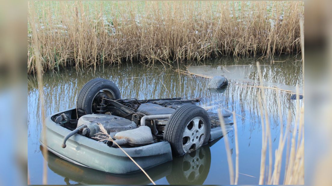 Oan de Frjentsjerterdyk by Tsjom rekke in auto op de kop yn de feart