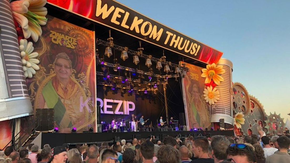 De zon gaat onder op de Zwarte Cross terwijl Krezip speelt.