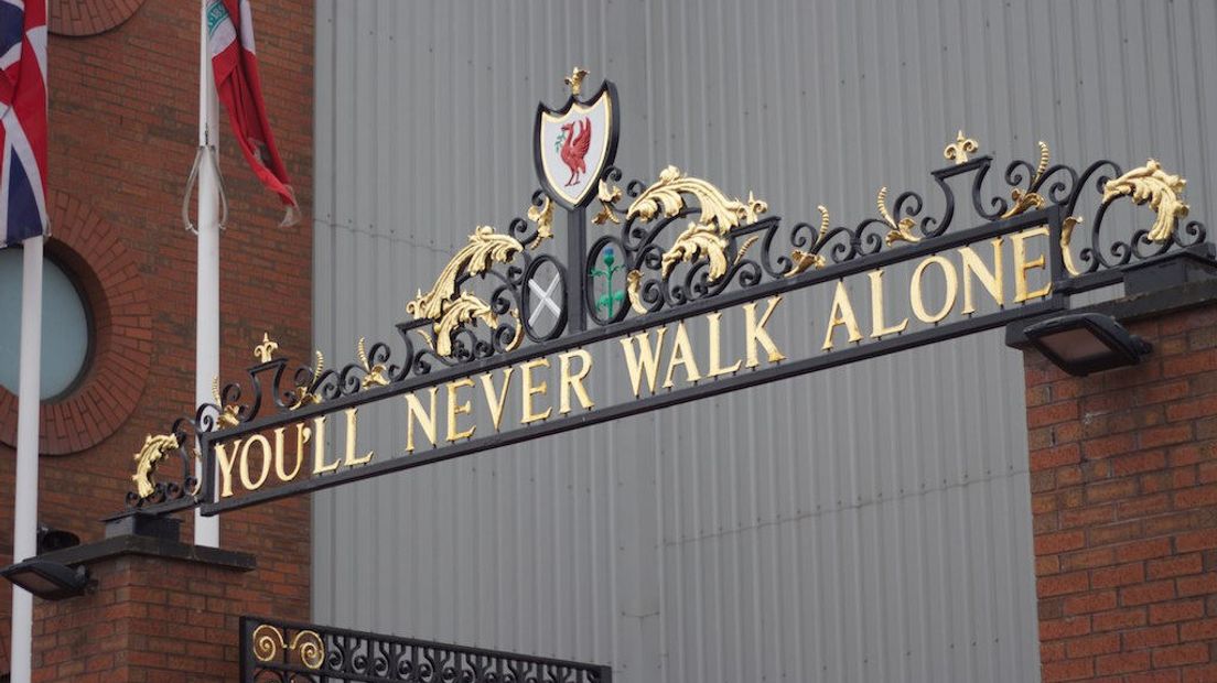 Het hek van voetbalstadion Anfield in Liverpool