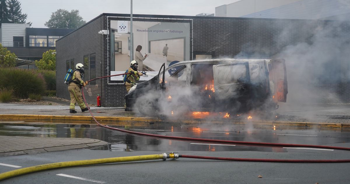 Busje vliegt in brand voor ingang Wilhelmina Ziekenhuis in Assen