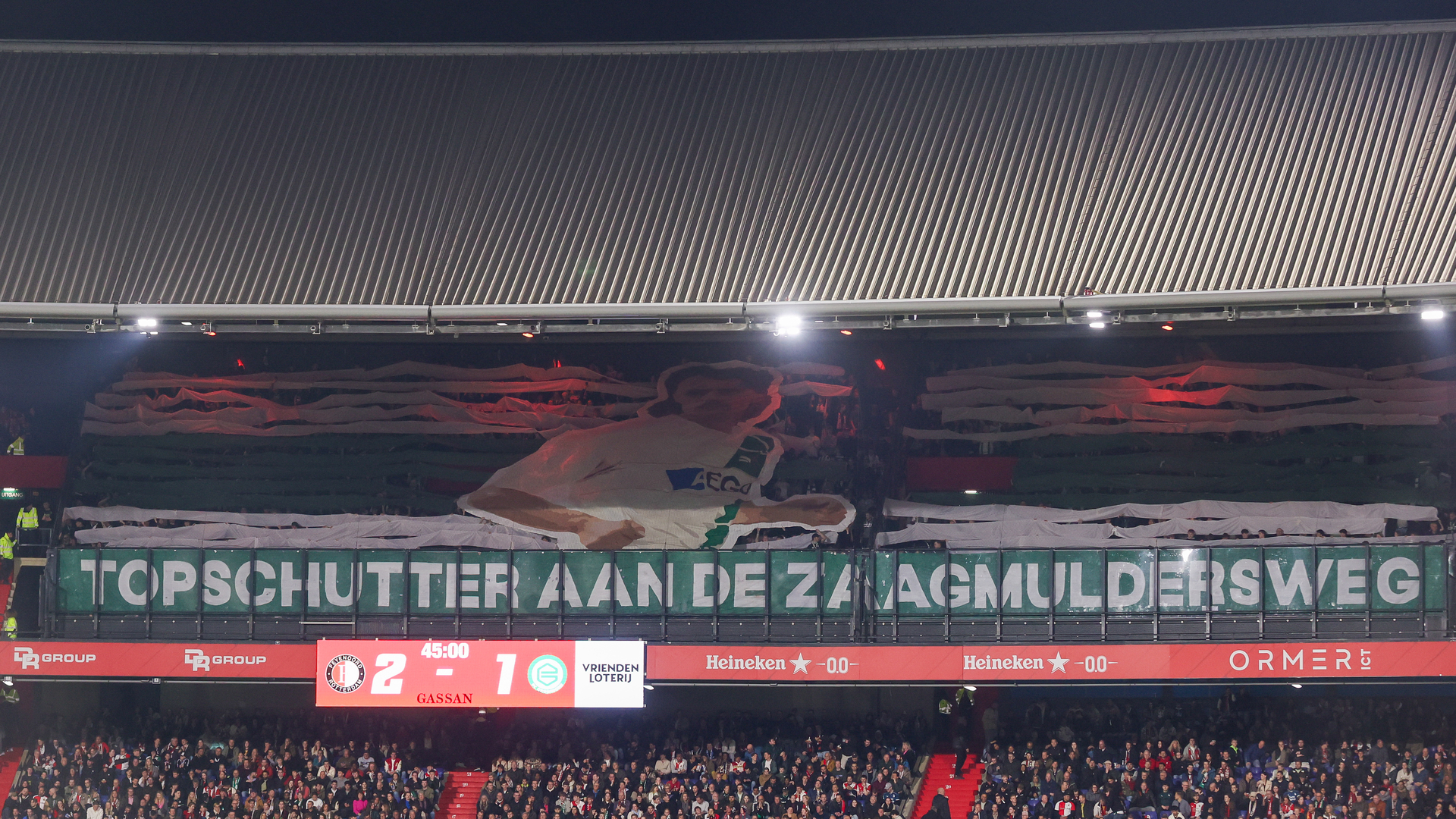 De fans van Groningen met een eerbetoon aan Peter Houtman in De Kuip