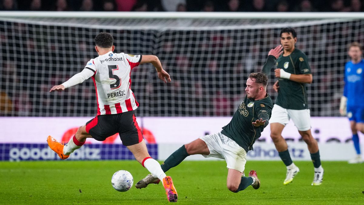 Buijs kritisch na nederlaag tegen PSV: 'Sommigen stonden nog in zijn twee'