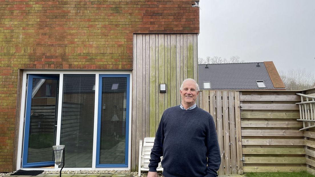 Henk Heijs achter zijn woning in de Bergakker.