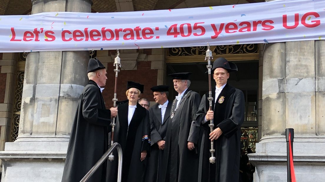 De academische plechtigheid gebeurde geheel in kostuum