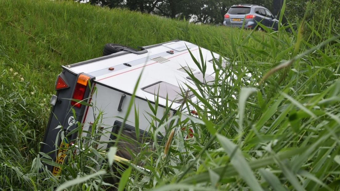 De caravan belandde in de sloot