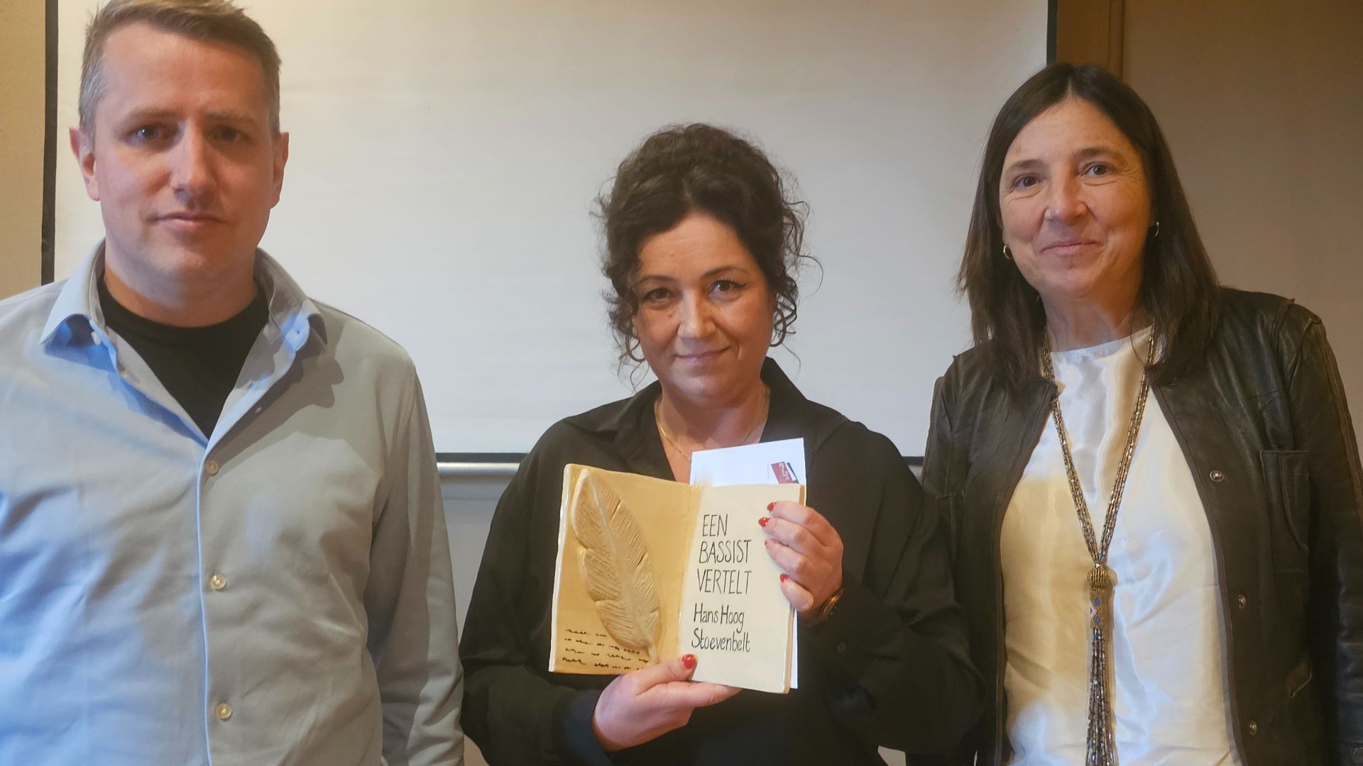 Delilah Groot Stoevenbelt met de Beste Boek prijs geflankeerd door juryvoorzitter Gerwin Nijkamp en oud winnaar Frederieke Jeletich.