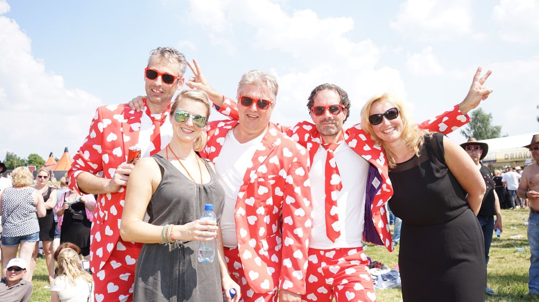 Zij hebben er een speciale outfit voor uit de kast getrokken (Rechten: RTV Drenthe / Kim Stellingwerf)