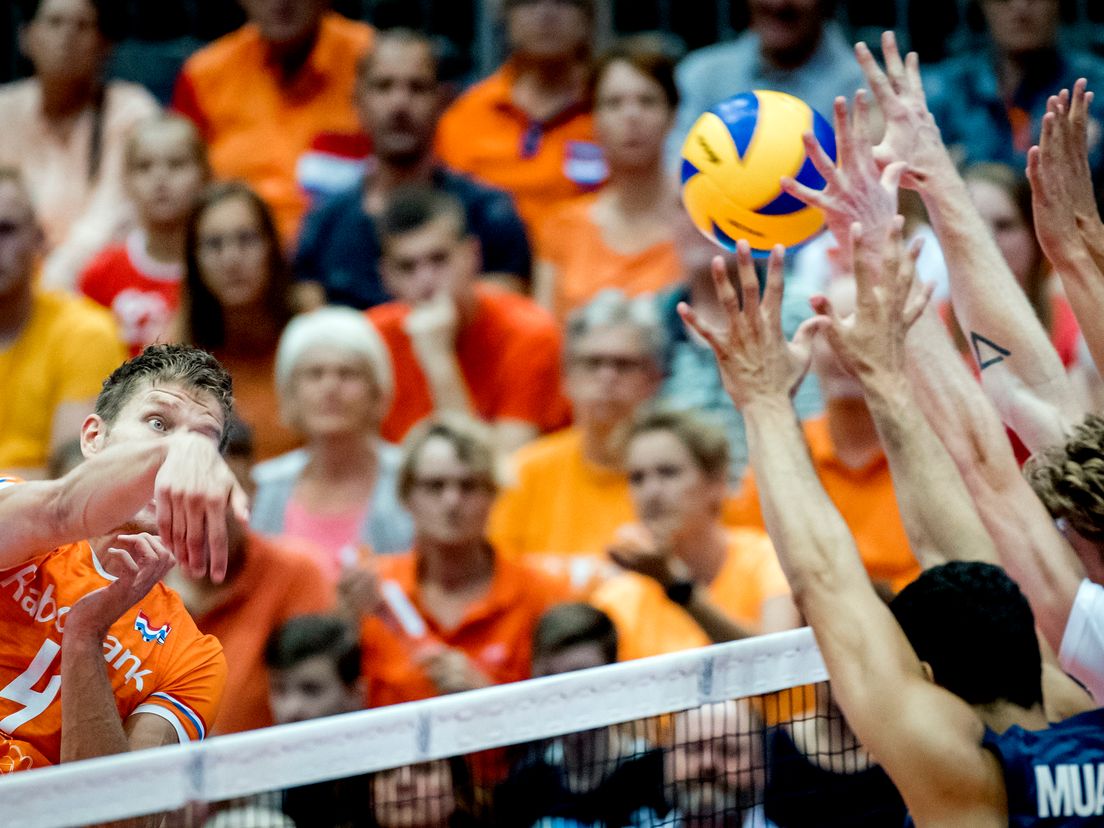 Het Nederlands Volleybalteam in actie tegen de Verenigde Staten.