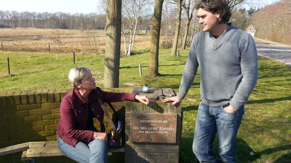 Kunstenaar Wessel Bezemer (rechts) op de plek van het beeld