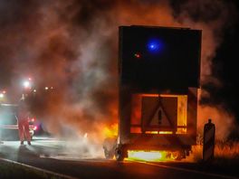Pijlwagen vliegt in de brand bij werkzaamheden op A37