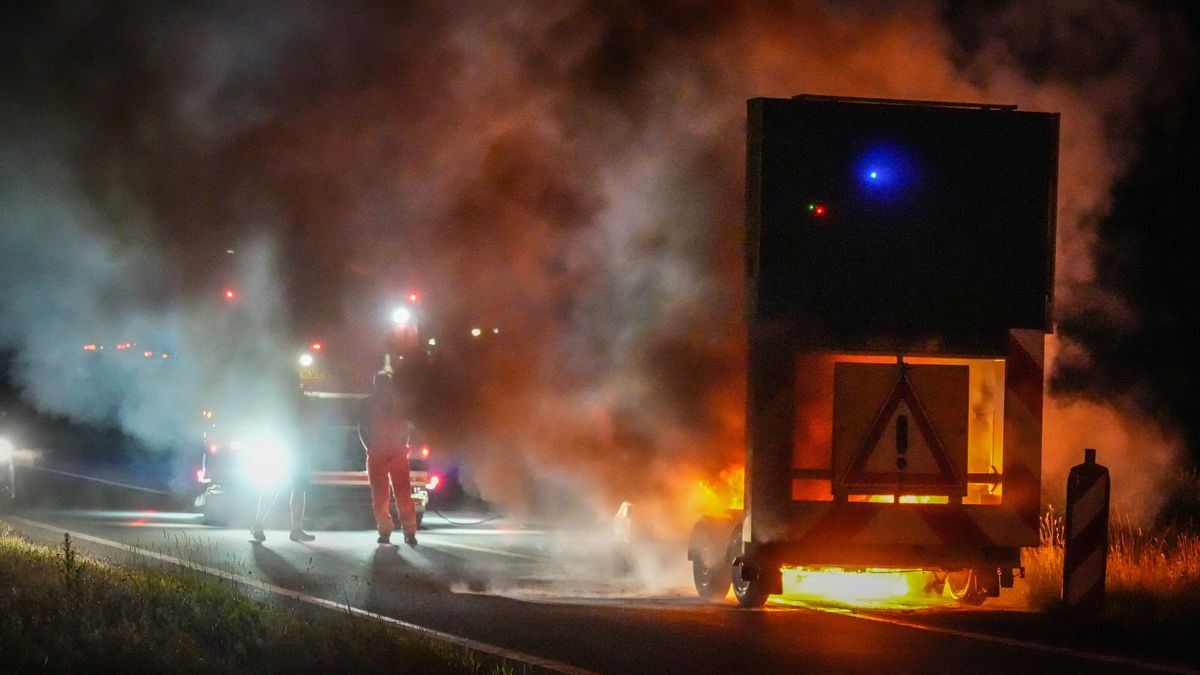 Pijlwagen vliegt in brand bij werkzaamheden op A37