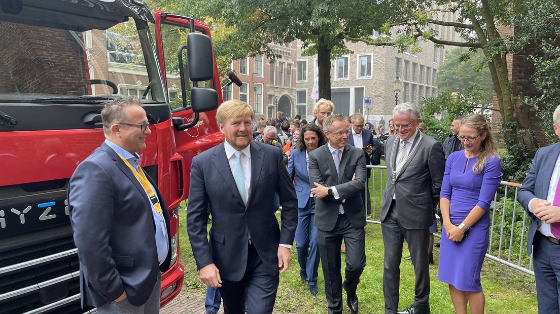 De koning bij de waterstofvrachtauto van Holthausen/Hyzon Motors