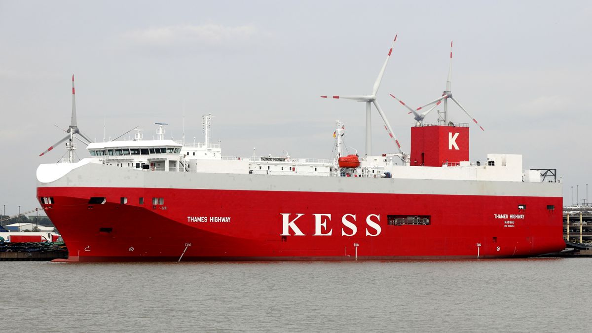 Vrachtschip met meer dan duizend auto's stuurloos boven Waddeneilanden na brand