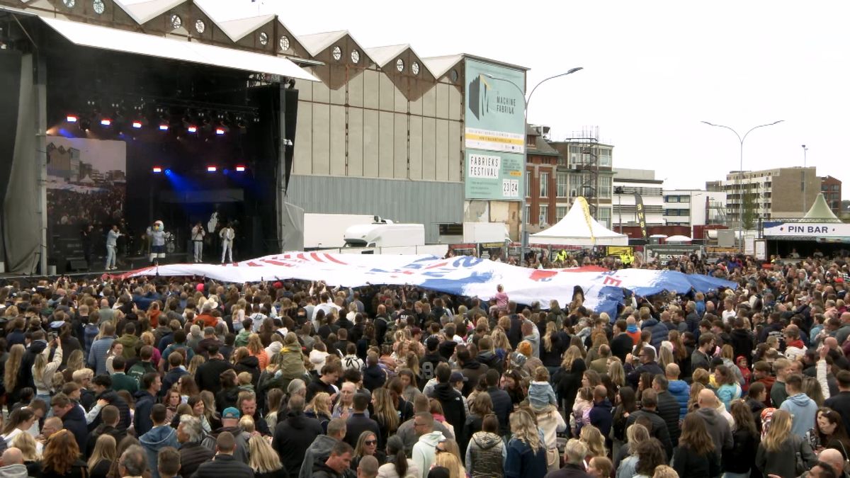LIVE: Vlissingen viert dansend de vrijheid, vrijheidsvlag wappert over het publiek