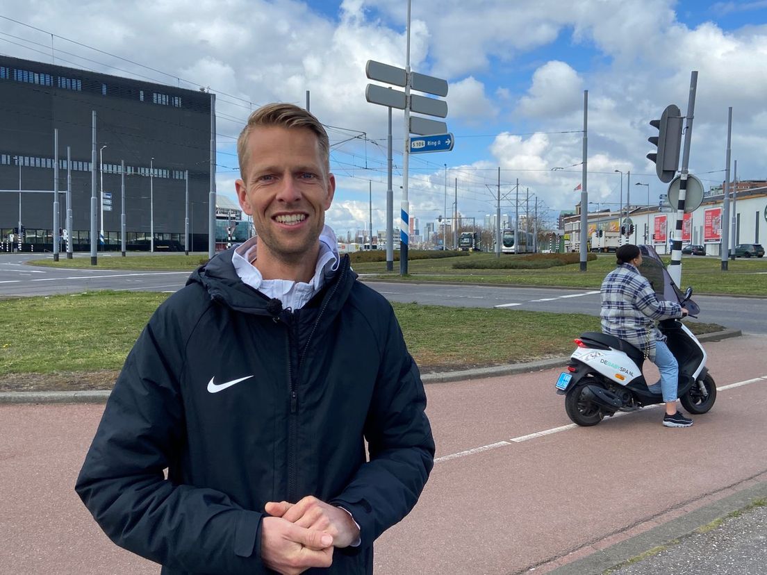 Roy Hoornweg op de plek waar het allemaal begon: bij De Kuip ving hij als jongetje tijdens de Marathon van Rotterdam een bidon van de latere winnaar en was hij meteen verkocht.