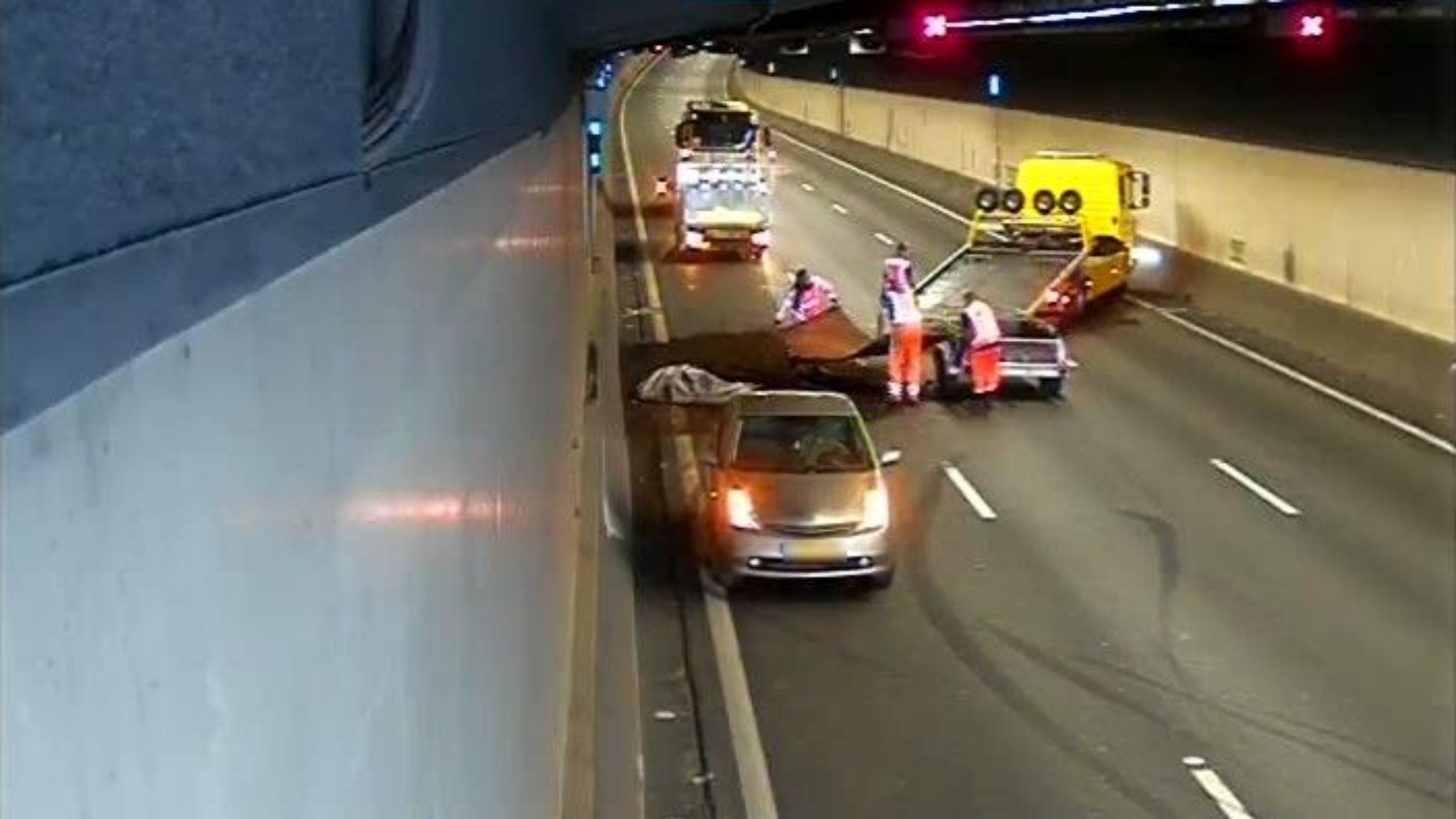 In de tunnel is een ongeluk gebeurd met een geschaarde aanhanger.