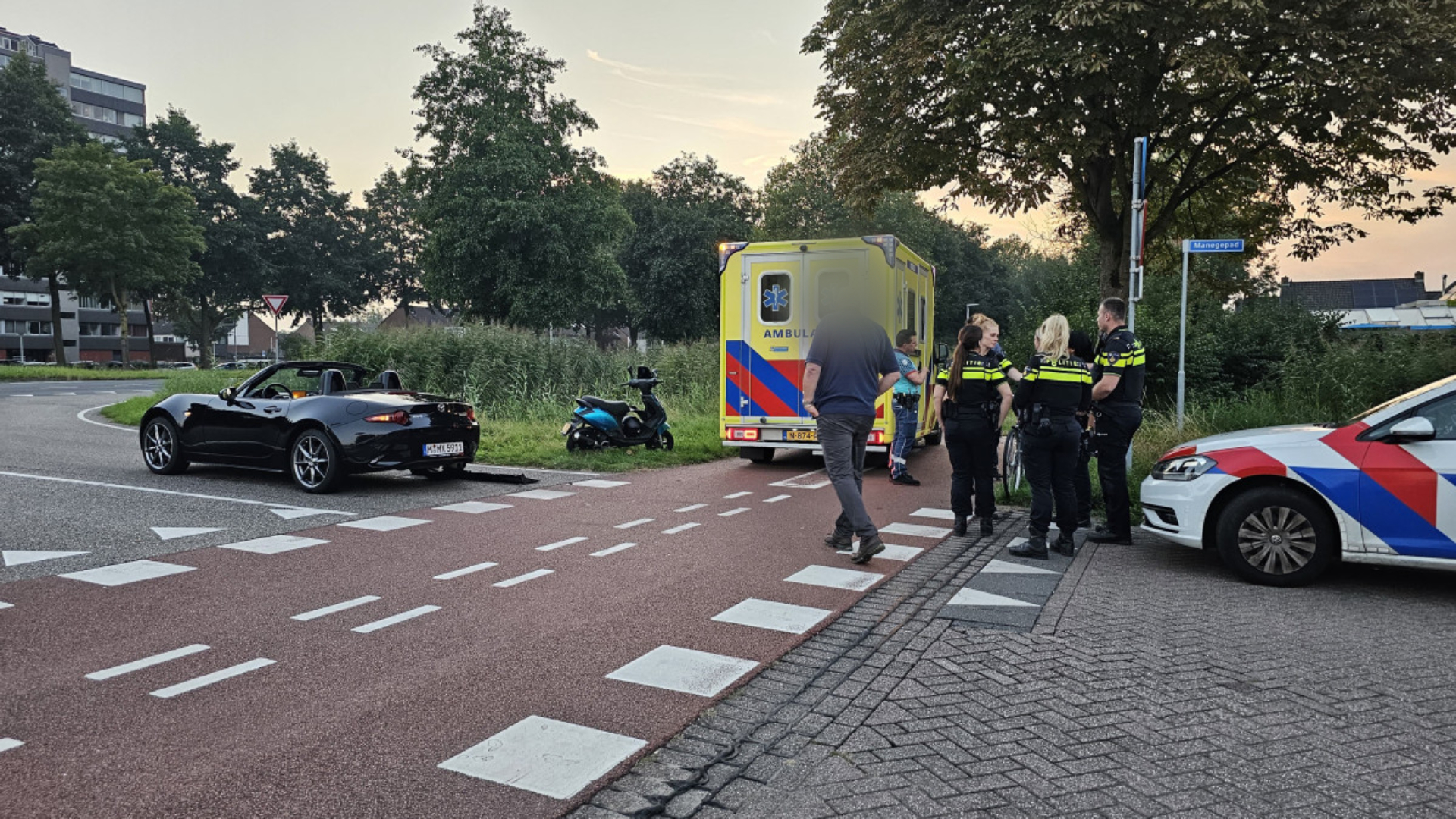 De scooterrijder is na het ongeluk naar het ziekenhuis gebracht.
