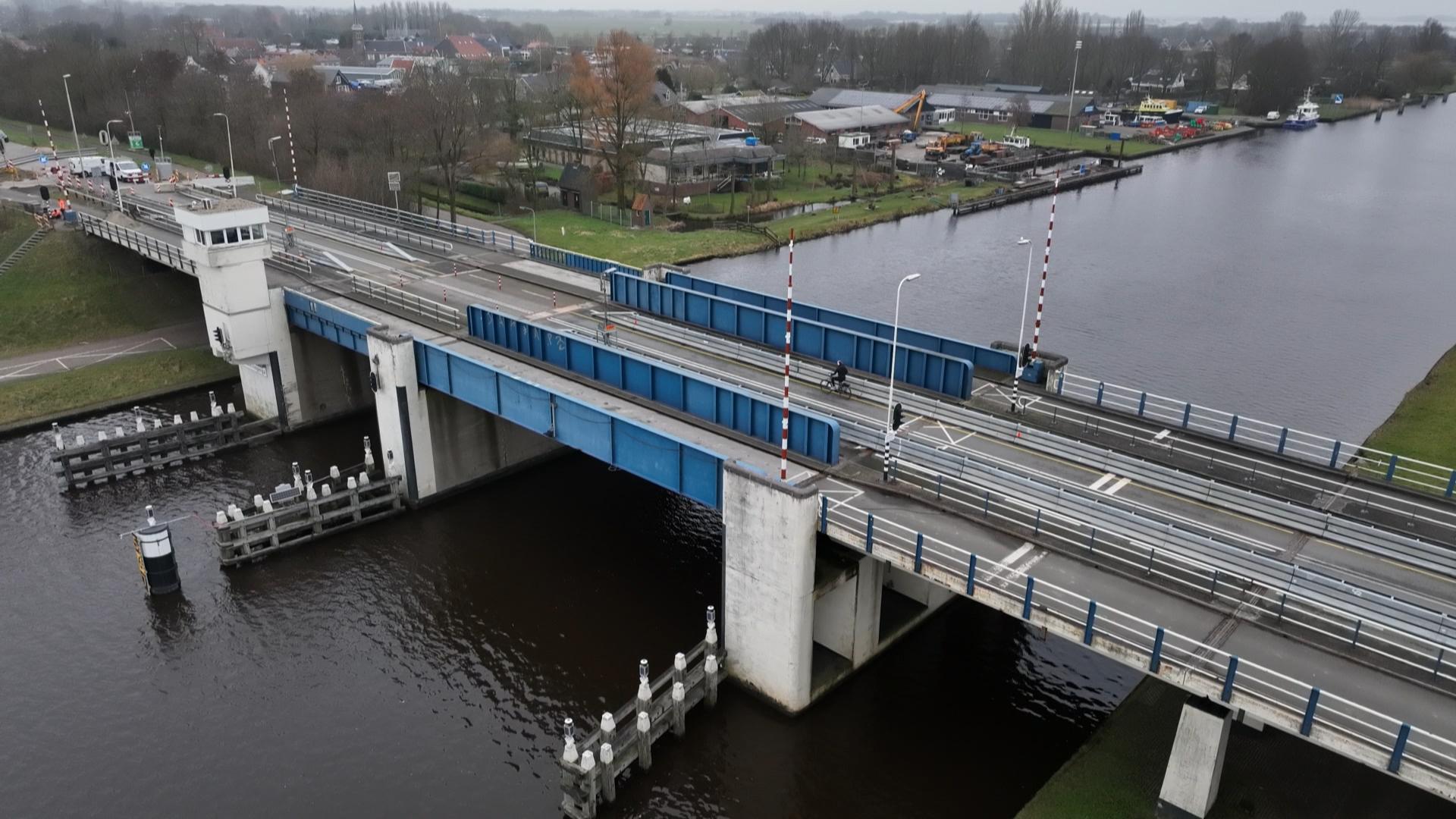 De tydlike brêge fan Twellingea wurdt pleatst: dit betsjut dat foar dy