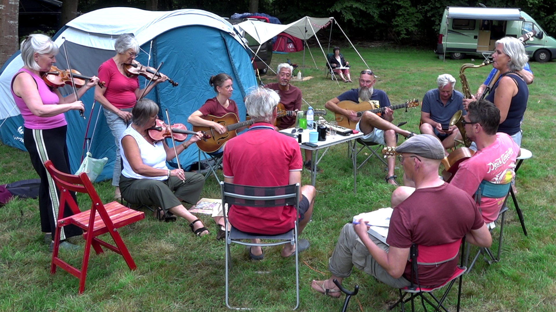 Gipsyjazz-muzikanten komen samen op camping: 'Een stukje van de hemel, hier in Sellingen'