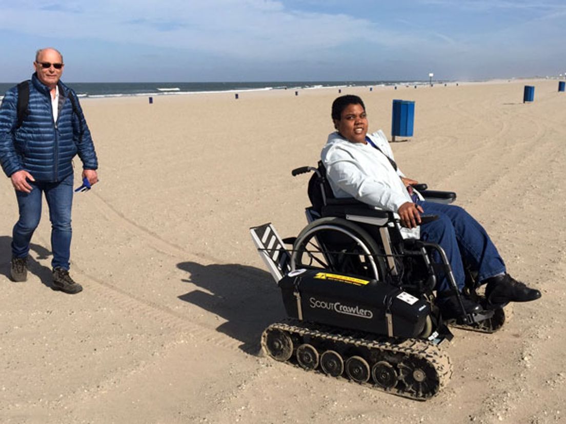 Test van de elektrische rolstoel op het Hoekse strand