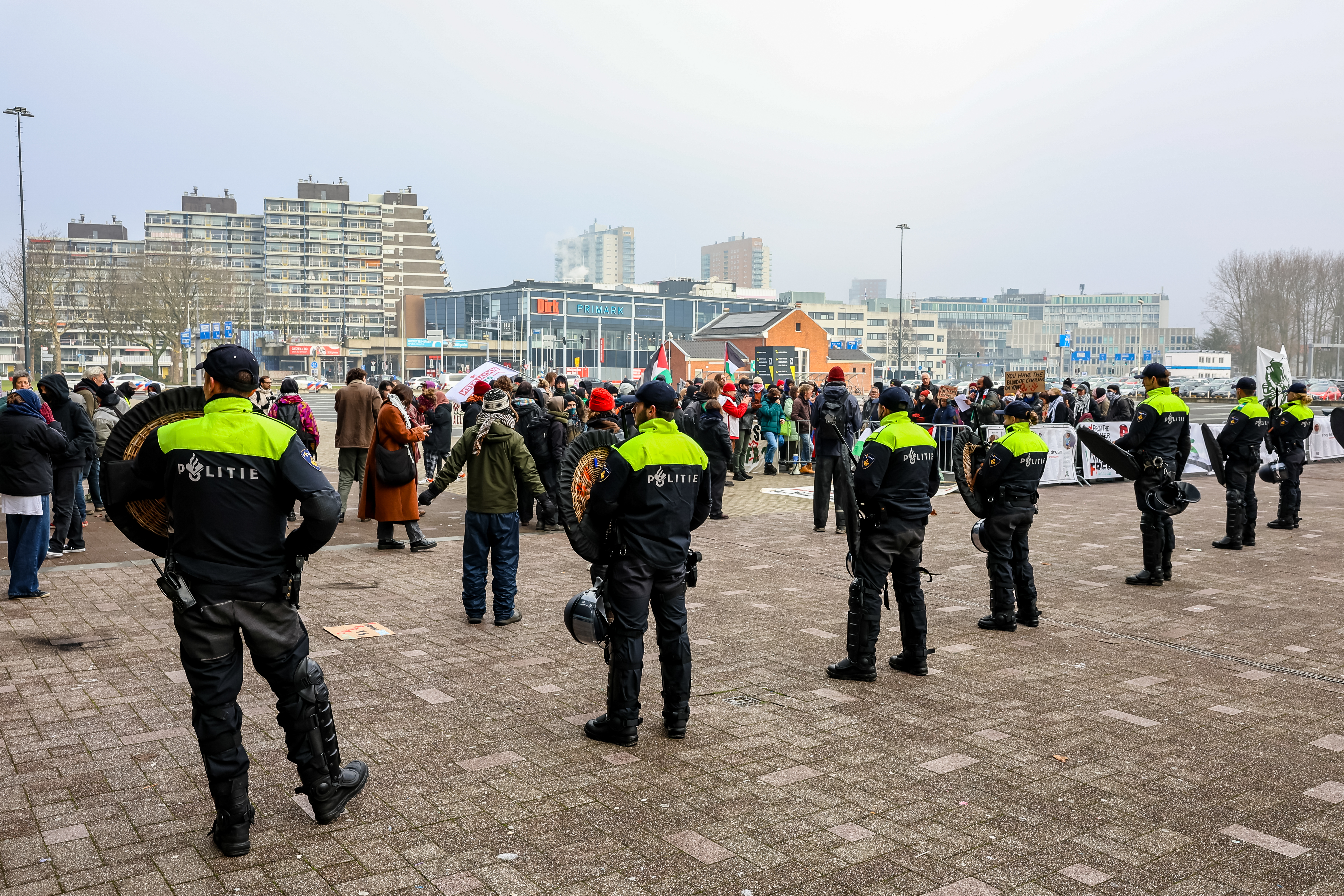 Waarschuwingsschot En Aanhoudingen Bij Protest Tegen Wapenbeurs In Ahoy ...