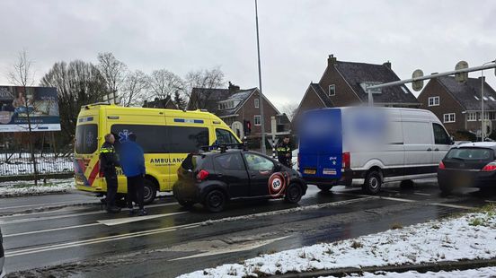 Auto en bestelbusje botsen