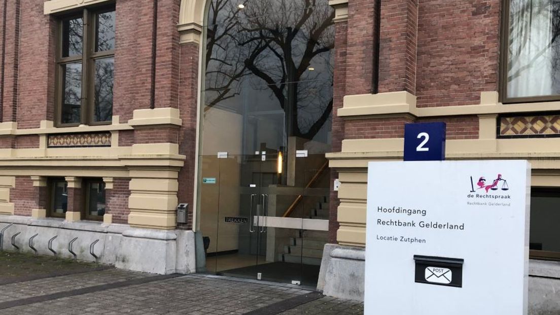 Tegen de 22-jarige chauffeur uit Vaassen die in Zutphen een container op de weg plaatste waartegen een 73-jarige scooterrijdster zich doodreed, is dinsdag 150 uur werkstraf geëist.