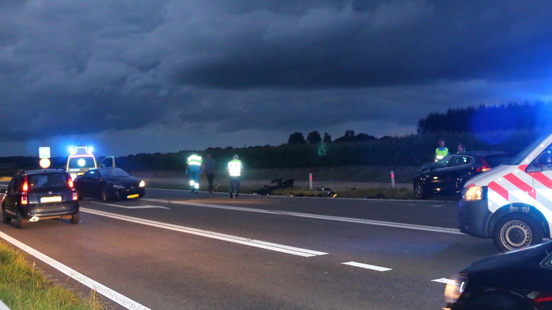 De politie leidde het verkeer langs het ongeluk (Rechten: Van Oost Media)