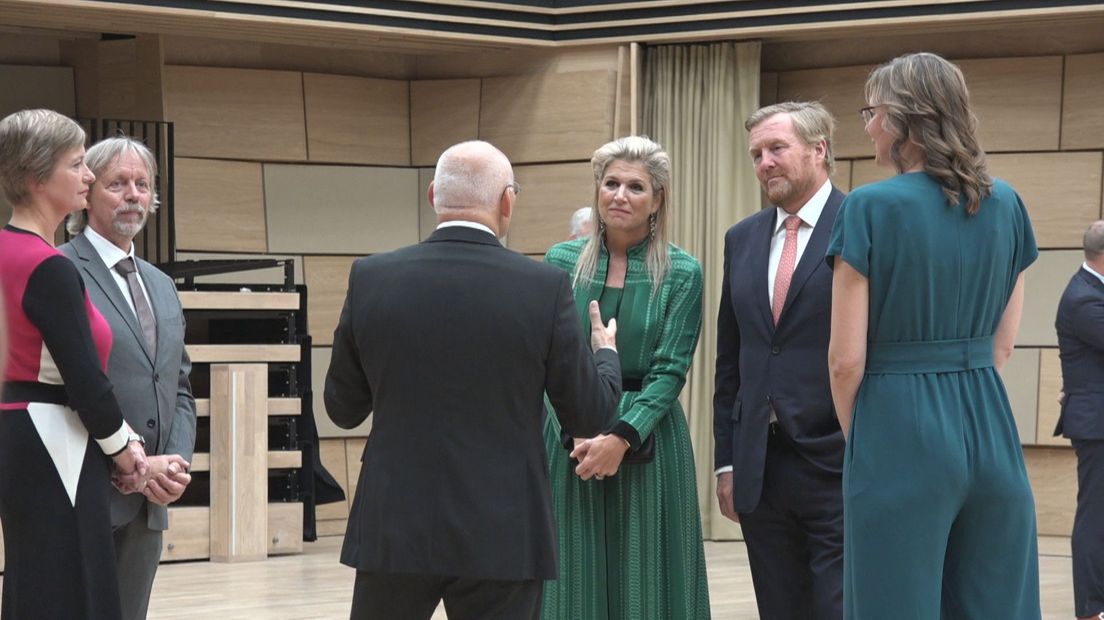 Koning Willem-Alexander en koningin Máxima krijgen een rondleiding in Amare