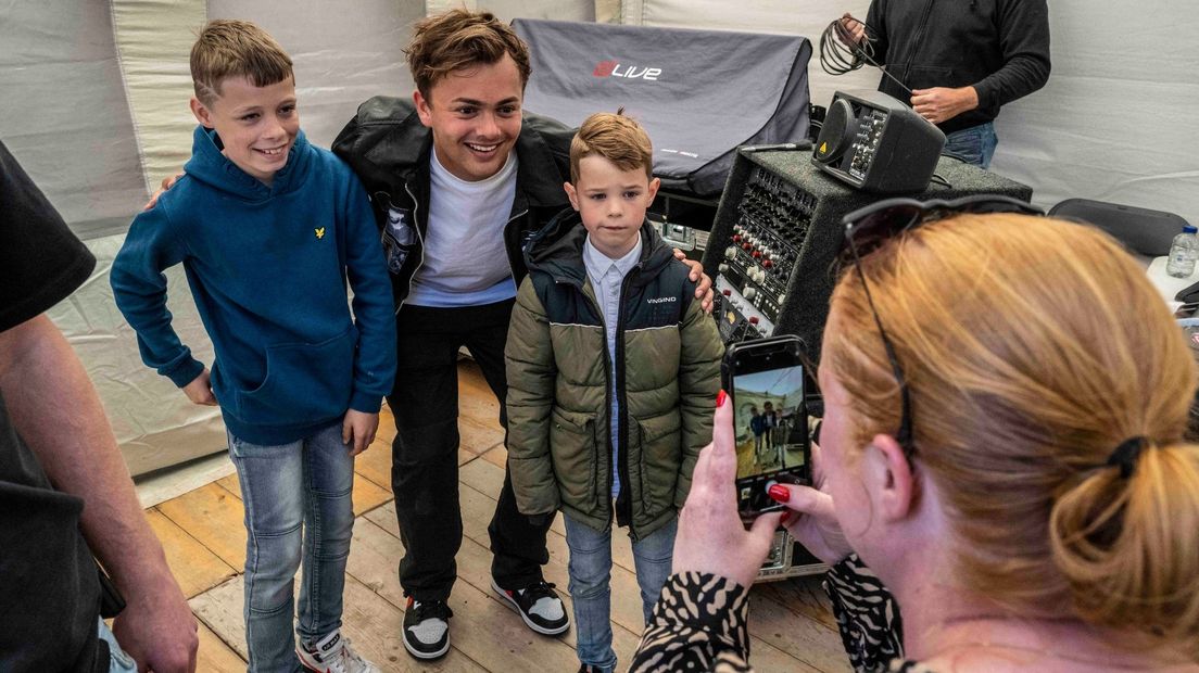 Artiest Flemming samen met de achtjarige Noah (rechts) tijdens de meet and greet