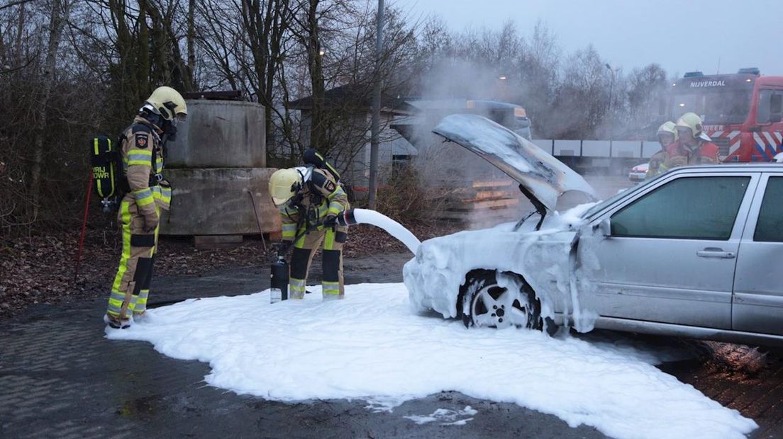 Auto zwaar beschadigd bij brand in Haarle