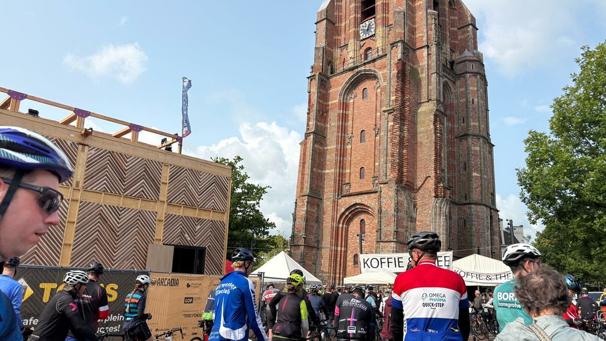Fietsers aan de taart in Dokkum, eerste stempels nu in grote getalen uitgedeeld
