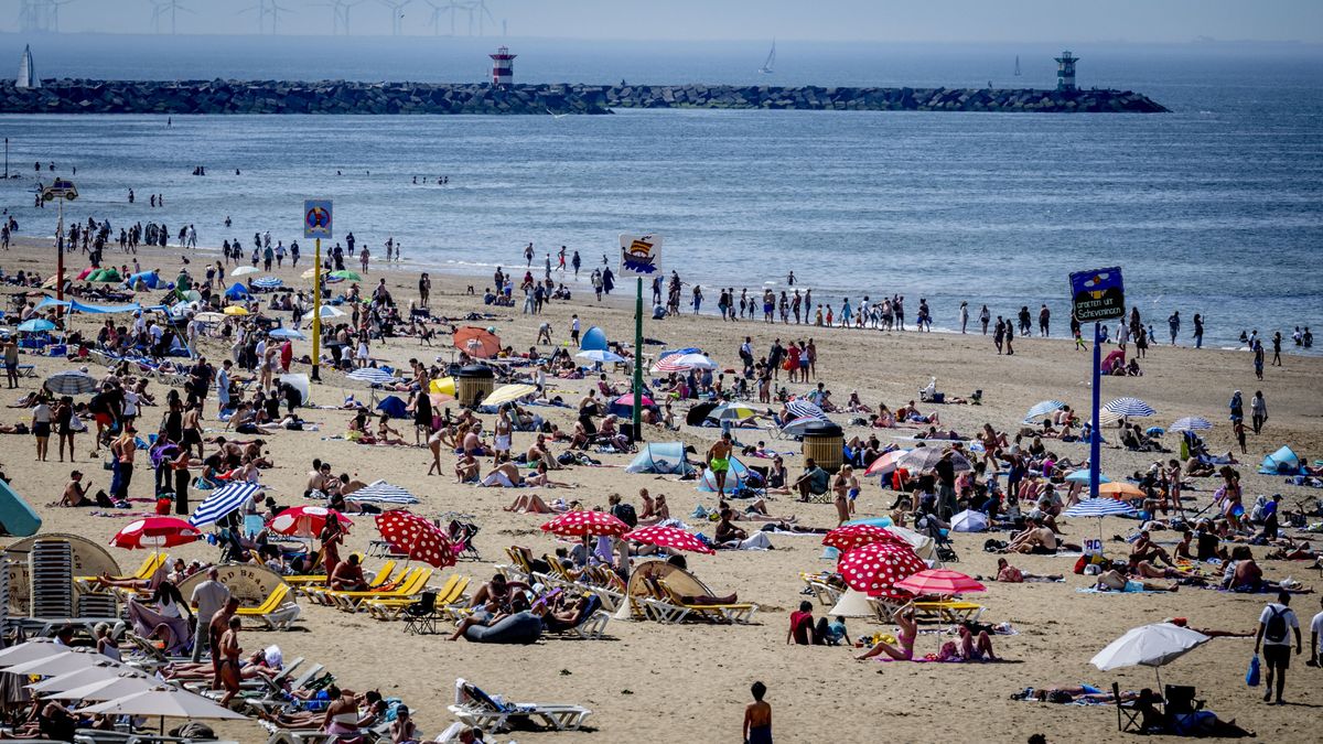 Zomers weer | Veel strandgangers in Scheveningen - Lange rij met wachtende auto's
