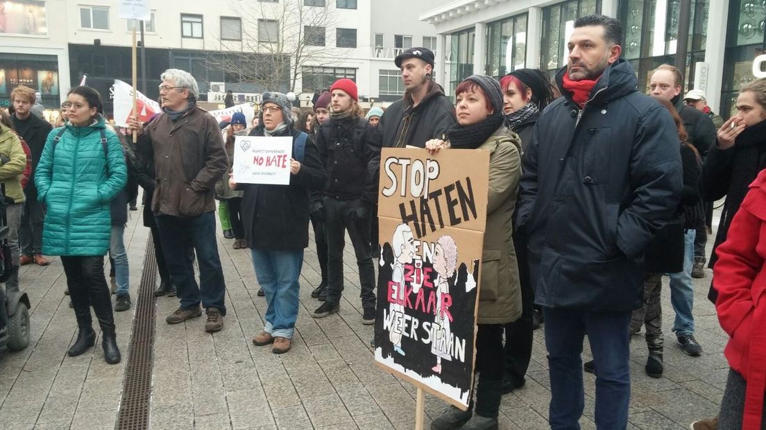 In het centrum van Nijmegen hebben vrijdagmiddag zo'n 100 mensen gedemonstreerd onder het motto 'Nijmegen Against Hate'.