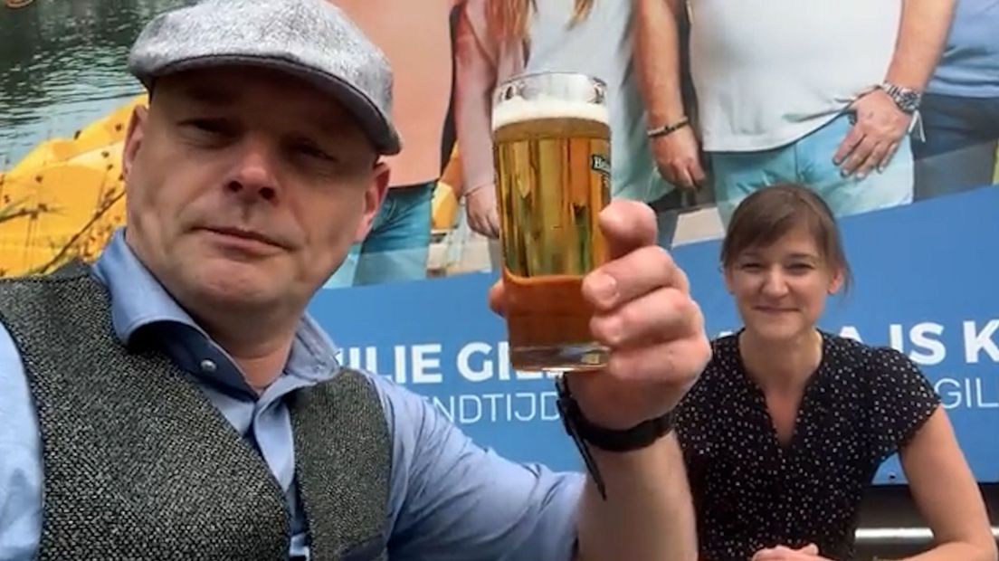 SP-raadsleden op het terras van Vakantiepark Arnhem van Peter Gillis dat gesloten zou moeten zijn.