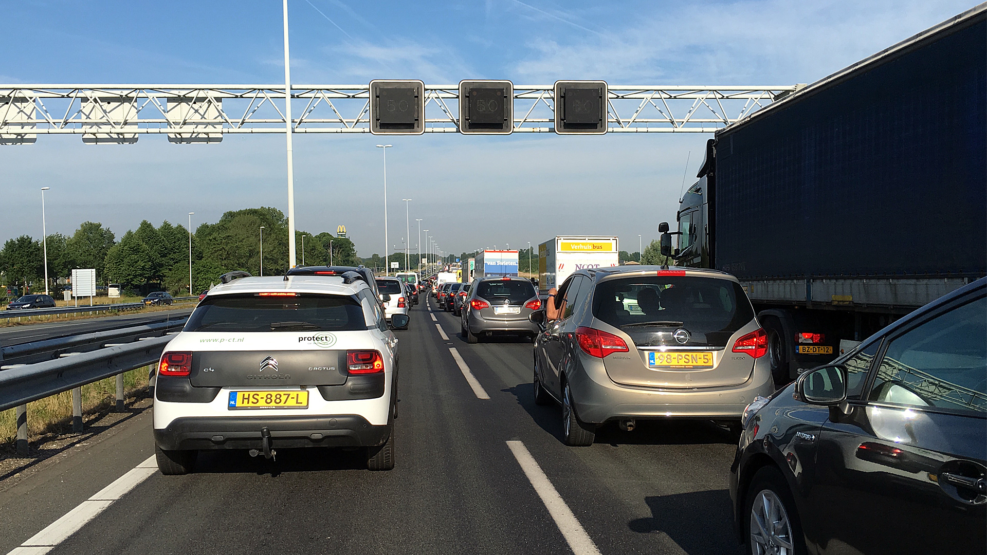 3 rijstroken afgesloten op A12 bij Woerden na ongeluk met meerdere voertuigen.