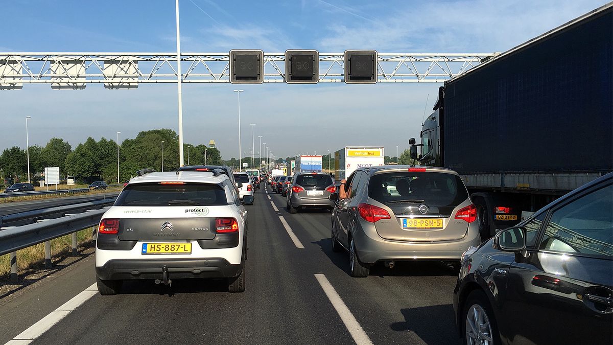 3 rijstroken afgesloten op A12 bij Woerden na ongeluk met meerdere voertuigen