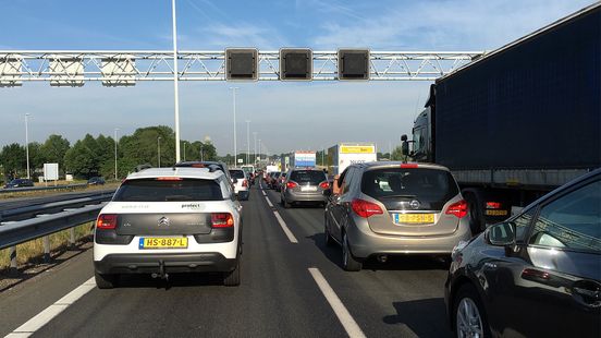 3 rijstroken afgesloten op A12 bij Woerden na ongeluk met meerdere voertuigen. 3 rijstroken afgesloten op A12 bij Woerden na ongeluk met meerdere voertuigen.