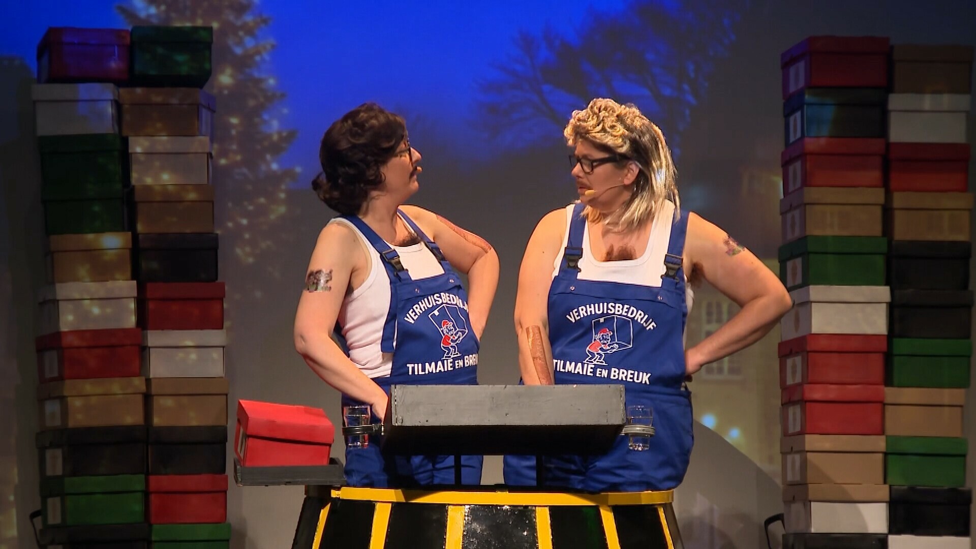 Stapels met schoenendozen en grappen over het WK tijdens het buutreednen in Hulst