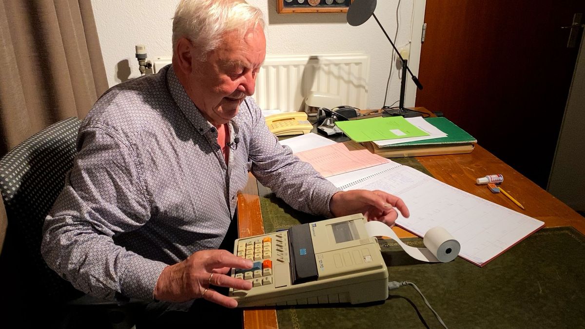 Jan (90) uit Amerongen werkt nog steeds als analoog boekhouder: ‘Ik heb 70 klanten en ben nooit moe