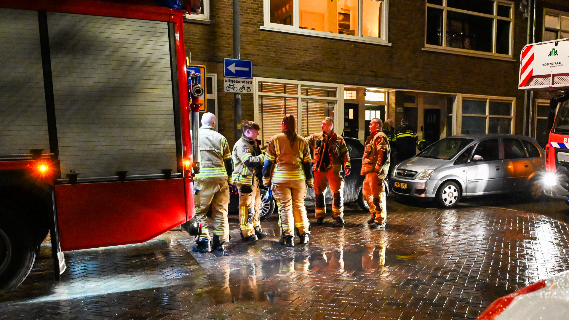 De brand ontstond aan de achterkant van de portiekwoning.