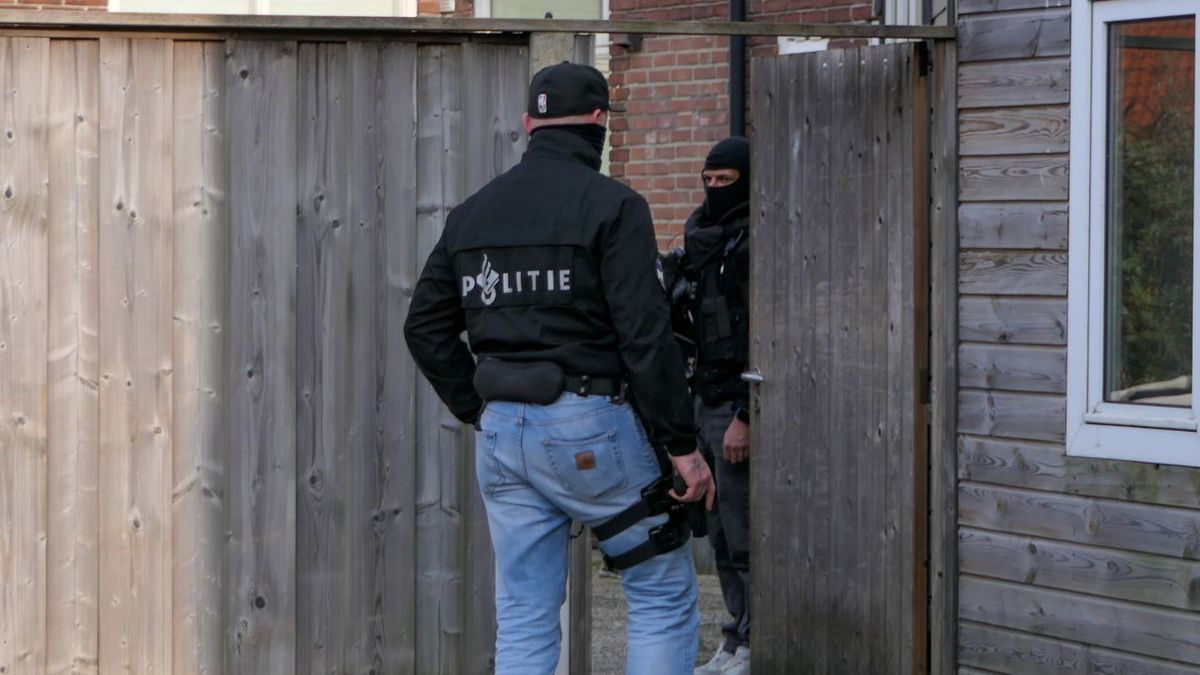 Arrestatieteams grootschalig in actie op twee locaties in Enschede