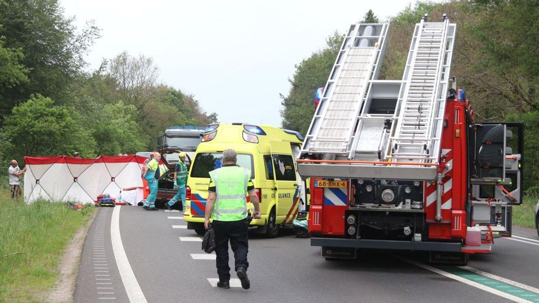 Hulpdiensten op de N34 na het ongeluk