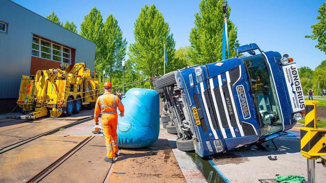 Vrachtwagen gekanteld in Kampen