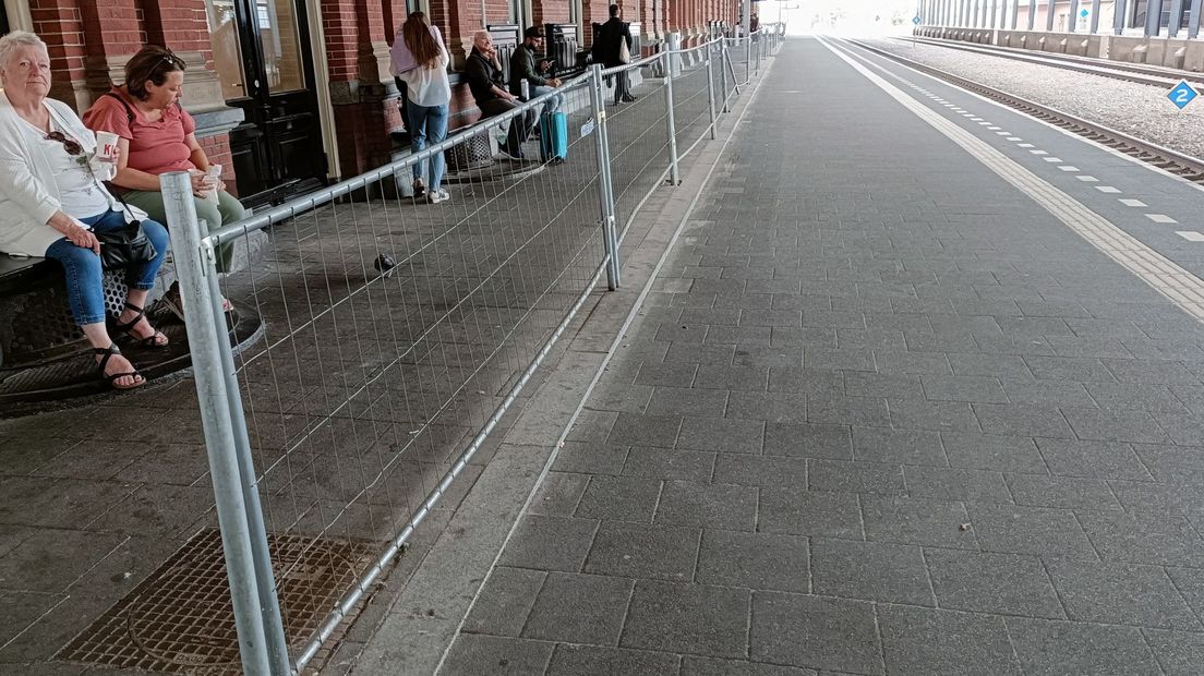 Deze twee dames (links) verbazen zich over het hek voor hun neus