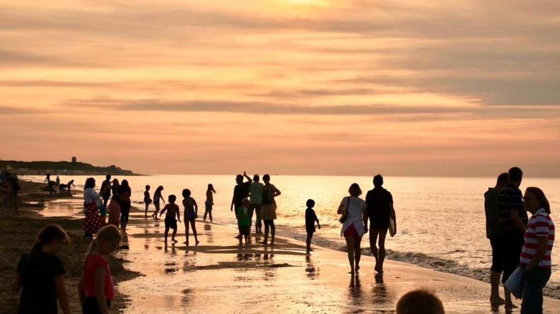 Op het strand in Oostkapelle was het ook 's avonds nog goed toeven.