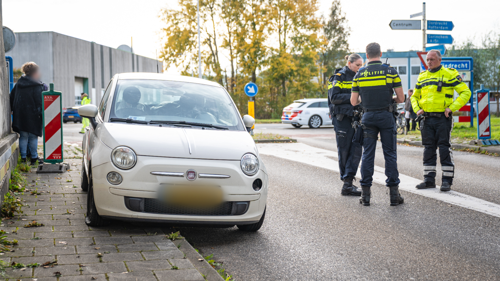 Meisje naar ziekenhuis na aanrijding auto in Sliedrecht.
